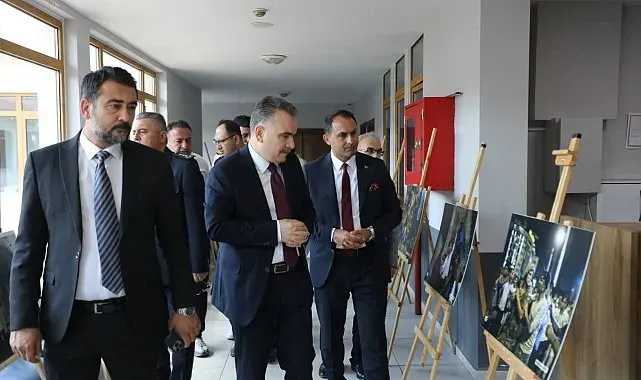 Edremit'te "İrade bizim, zafer bizim" fotoğraf sergisi açıldı