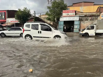 Uşak'ta Şiddetli Sağanak ve Dolu Yağışı Hayatı Felç Etti: Yollar Göle Döndü