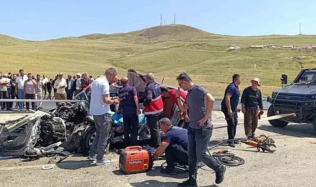 Muş'ta kamyonla otomobil çarpıştı: 2 ölü, 1 yaralı