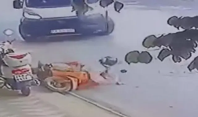 Dönüş yapan minibüs motosiklete böyle çarptı