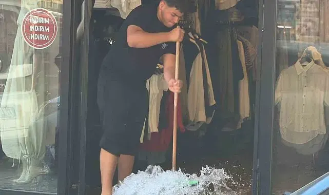 Yalova'da su borusu patladı, 4 iş yerini su bastı