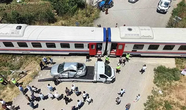 Muş'ta tren otomobile çarptı: 3 yaralı