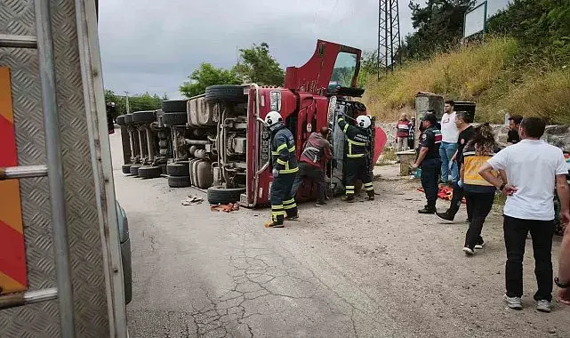 Niksar'da kamyonet devrildi: 3 yaralı