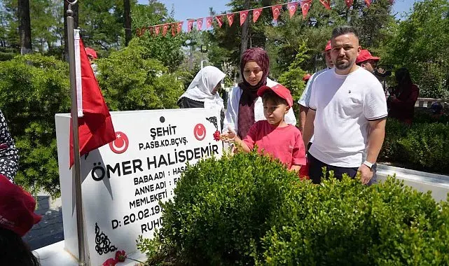 7 yaşındaki Ömer Halis Demir, ismini taşıdığı şehidi ilk kez ziyaret etti