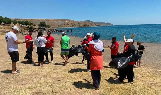 Tatvan'da anlamlı 15 Temmuz etkinliği: Hem şehitler anıldı hem de Van Gölü kıyısı temizlendi