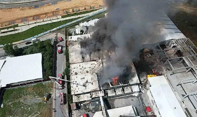 Arnavutköy'de sünger fabrikasında çıkan yangın 3 saatte kontrol altına alındı