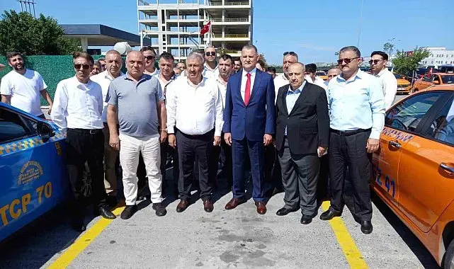 Taksiciler tarafından düzenlenen "15 Temmuz Korteji" Atatürk Havalimanı'na doğru yola çıktı
