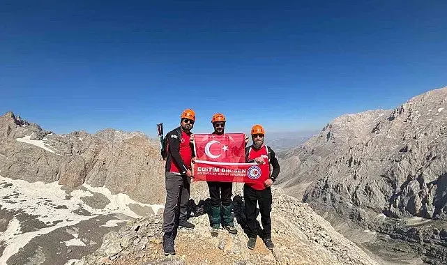 15 Temmuz'da anlamlı mesaj: Türk bayrağını Aladağlar'da dalgalandırdılar