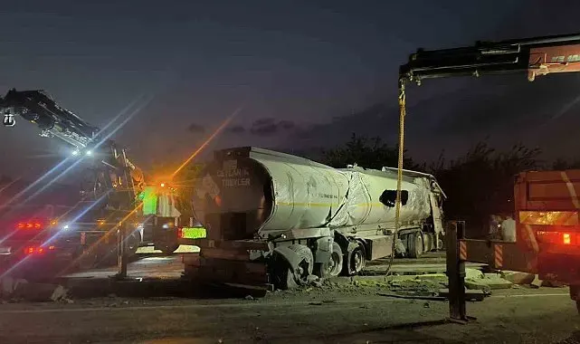 Erzin'de yakıt yüklü tanker devrildi