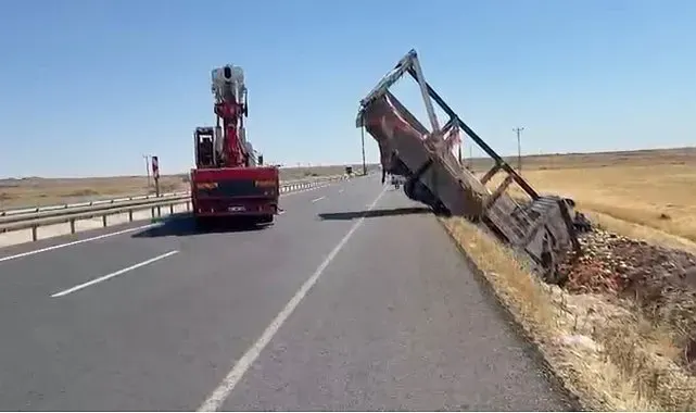 Şanlıurfa'da karpuz yüklü kamyon şarampole devrildi: 2 yaralı