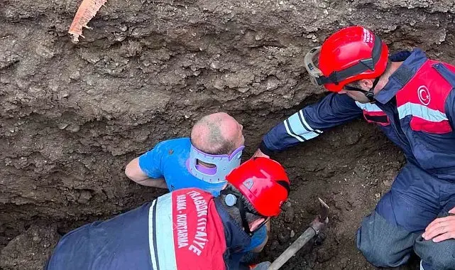 Trabzon'da belden aşağısı toprak altında kalan işçiyi itfaiye ekipleri kurtardı