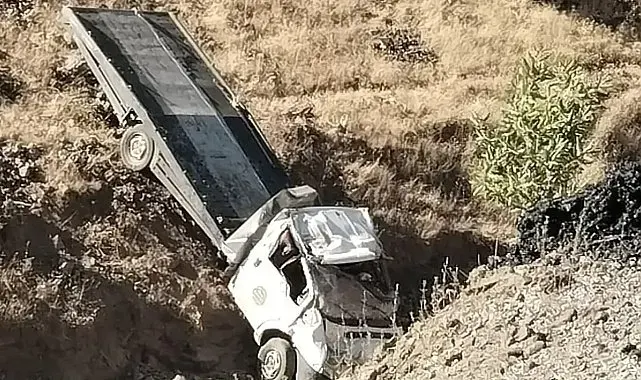 Siirt'te çekici şarampole devrildi: 2 yaralı