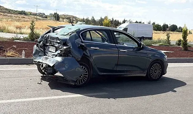 Çorum'da tır ile çarpışan otomobil kullanılmaz hale geldi