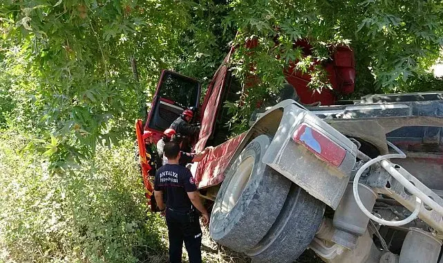 Devrilen çekici çınar ağacına takıldı sürücü araç içinde sıkıştı