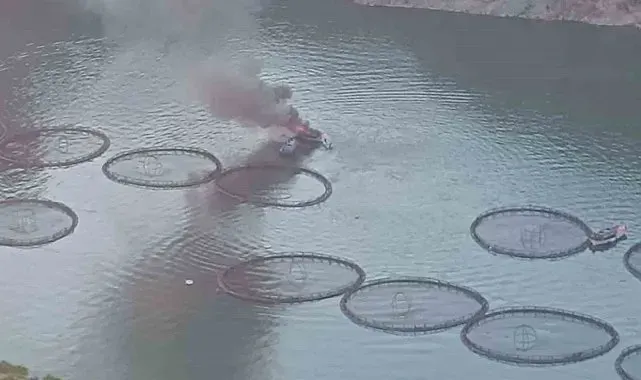 Fırat Nehri'nde tekne alev alev yandı