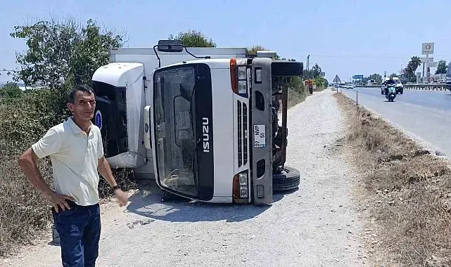 Devrilen kamyondan burnu kanamadan çıktı, aracının başında ekipleri bekledi