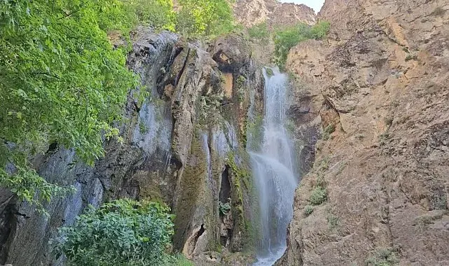Hakkari'deki Ava Ore Şelalesi mest ediyor