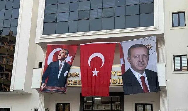 DEM Partili Iğdır Belediyesi binasına Cumhurbaşkanı Erdoğan'ın posteri asıldı