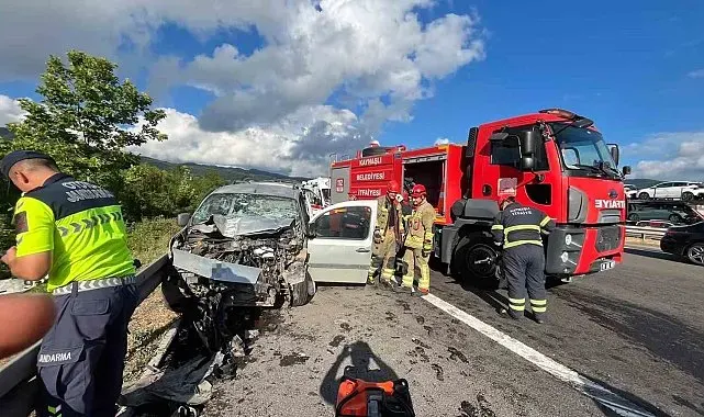Otoyolda iki araç çarpıştı: 4 yaralı