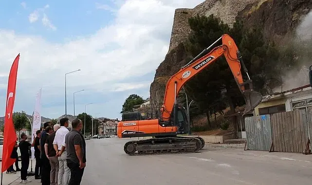 Tarihi Osmancık Kalesi çevresinde 98 riskli bina yıkılıyor: Bölge park ve sosyal yaşam alanı olacak