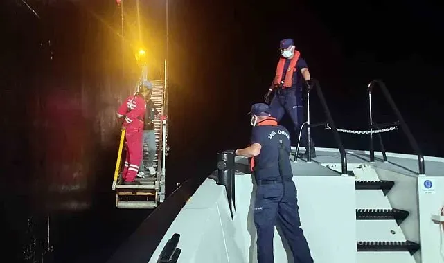 Ticari gemide rahatsızlanan vatandaşa Sahil Güvenlikten tıbbi tahliye