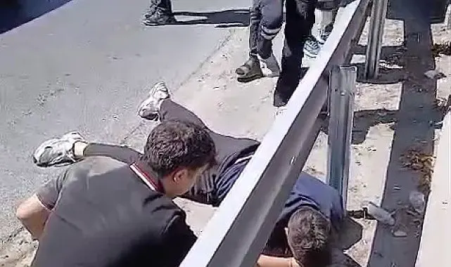 Esenler'de virajı alamayan motosiklet bariyerlere çarparak devrildi: 1 yaralı