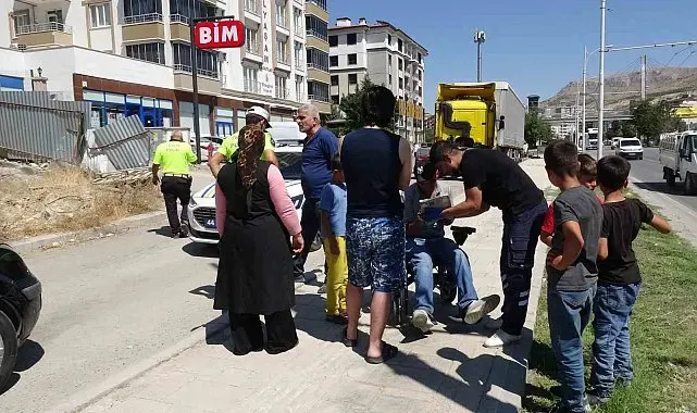 Akülü sandalyesiyle ters yöne giren engelli vatandaşa otomobil çarptı