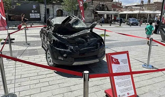 15 Temmuz'da tankın ezdiği araç Üsküdar'da sergileniyor