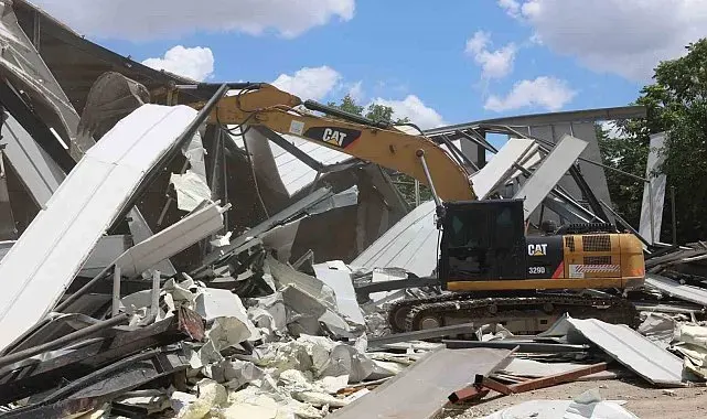 Nilüfer'de toplam 3 bin 300 metrekarelik 3 kaçak yapı yıkıldı