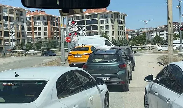 Hemzemin geçitte araçların tehlikeli geçişleri kameraya yansıdı