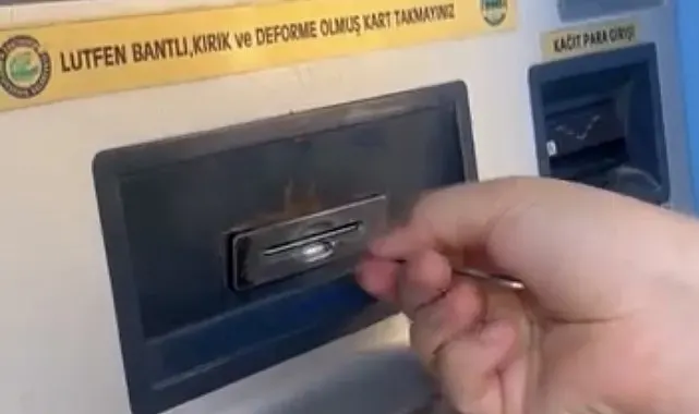 Eskişehir Büyükşehir Belediyesi'ne ait otomattan kartını ancak cımbızla alabildi