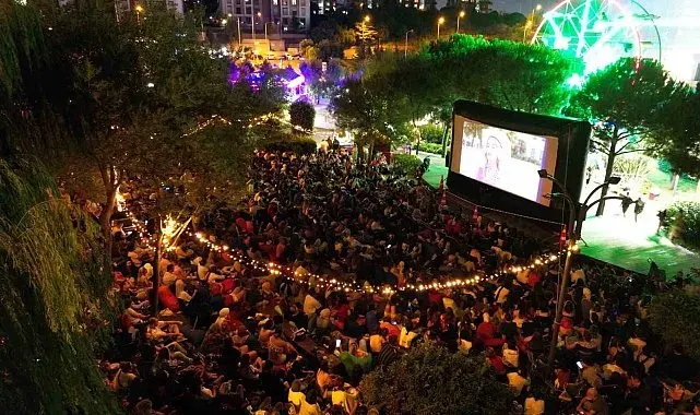 Akasya'dan yıldızların altında sinema keyfi
