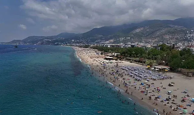 Alanya'da tatilciler deniz ve güneşin tadını çıkardı