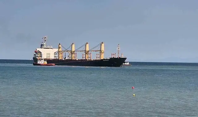 Tekirdağ açıklarında karaya oturan yük gemisini kurtarma çalışmaları sürüyor