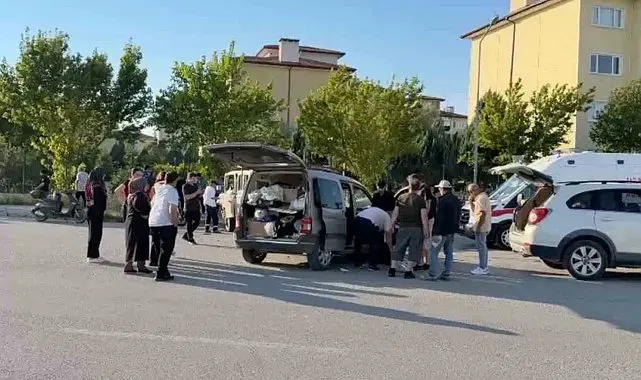 Kavşakta kamyonet ile hafif ticari araç çarpıştı: 1'i ağır 3 yaralı