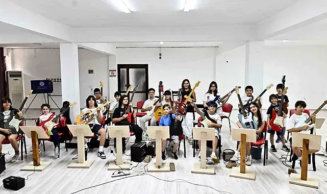 Muratpaşa'da gitarın dört haline çocuklar ve gençlerden ilgi
