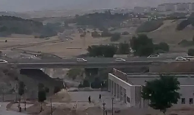 Yapıların camlarını taşlayarak kırdılar