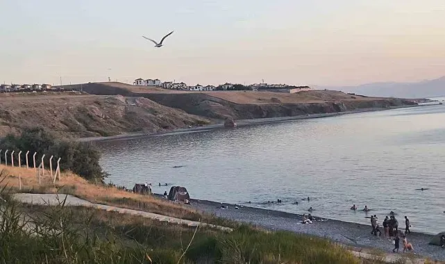 Van'da mavi bayraklı sahilde 'siyah' alarm