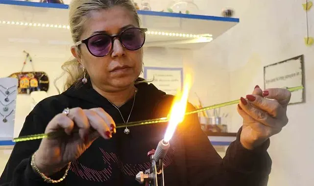 Buldan'da bin 200 derecelik ateşte camı sanata dönüştürüyor