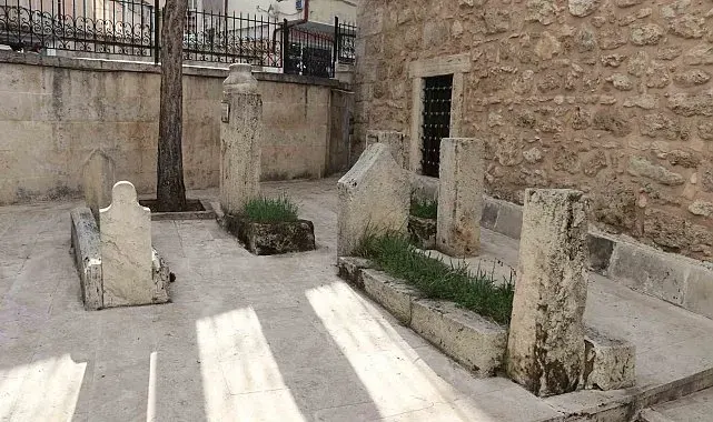 Her gün yüzlerce kişi önünden geçiyor, bu mezar tarihe ışık tutuyor