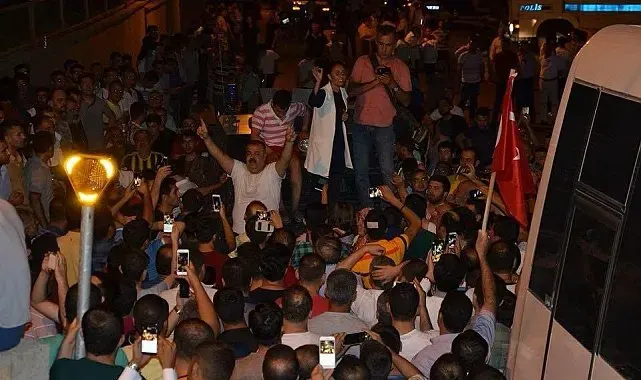 Sokağa çıkma yasağını hiçe saydılar, darbecilere geçit vermediler