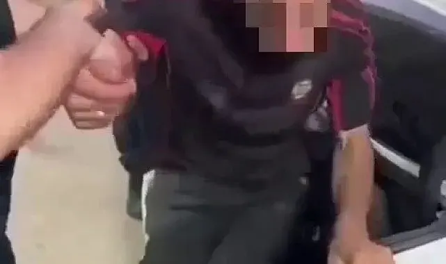 Tıka basa göçmen doldurulan otomobilin bagajından 4 göçmen çıktı