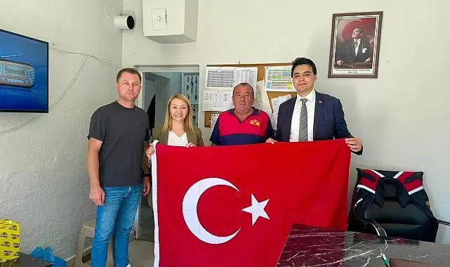15 Temmuz öncesi esnafa Türk bayrağı dağıtıldı