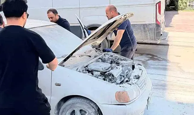 Van'da seyir halindeki otomobilin motoru yandı