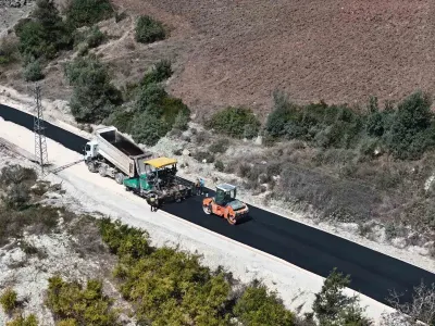 HBB'den Yayladağı'nda 10.5 Kilometrelik Beton Asfalt Hamlesi