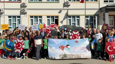 Burhaniye'de 'Uçurtmalar Vurulmasın' Şenliği Gökyüzünü Renklendirdi