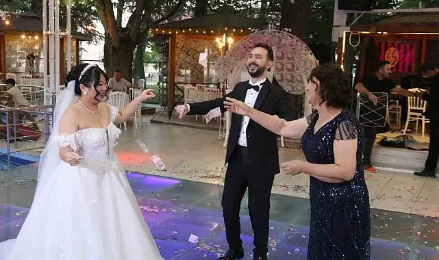Tayvanlı eşi ile İrlanda'da başlayan aşkı Eskişehir'de çiftetelli oynadıkları düğünle taçlandı