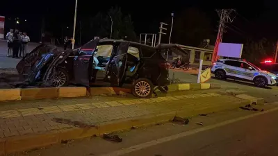 Gaziantep'te Feci Kaza: Kontrolden Çıkan Otomobil Karşı Şeride Uçtu, Sürücü Ağır Yaralandı