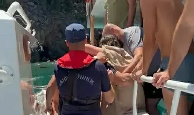 Gezi teknesinde rahatsızlanan çocuğa sahil güvenlik yardımı