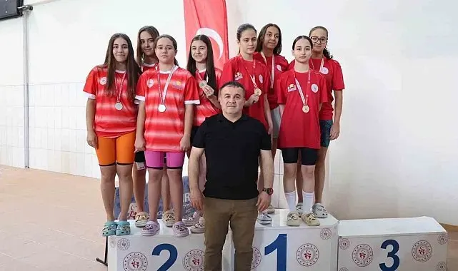 Yüzme müsabakalarında madalyalar sahiplerini buldu